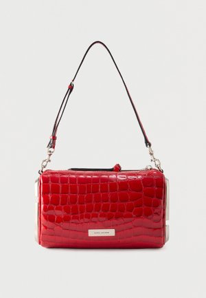 Rød blank krokodillepræget læderhåndtaske med aftagelig sort rem og sølvmetalnavneskilt, rektangulær form.