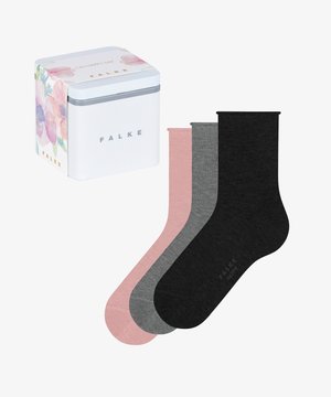Trois paires de chaussettes de sport en rose, gris et noir, présentées à côté d'une boîte décorative blanche avec un motif floral et le logo "FALKE".