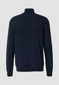 Marineblauer, gestrickter Pullover mit hohem Kragen, langen Ärmeln sowie gerippten Bündchen am Ärmelansatz und Saum, mit einer glatten, gleichmäßigen Textur.