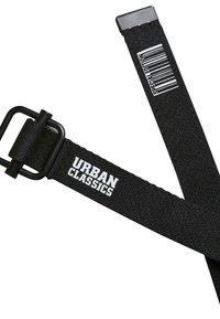 Čierny textilný opasok s tkanou textúrou, s obdĺžnikovou kovovou prackou a bielym logom "URBAN CLASSICS".