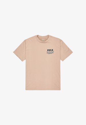 Tričko s krátkym rukávom a okrúhlym výstrihom z mäkkej ružovej bavlny. Na prednej strane sa nachádza námornícky grafický text s nápisom "RVCA" a dizajnový prvok. Hladká textura.