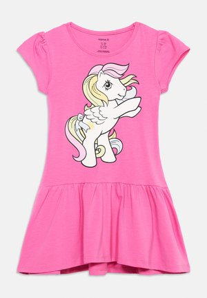 Robe courte à manches courtes rose vif avec ourlet à volants et graphisme d'un poney blanc ailé avec une crinière pastel rose, jaune et violette.