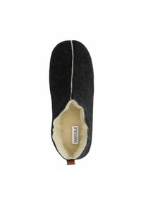 Chausson gris en feutre avec un intérieur beige doux. Présente une forme arrondie et une étiquette d'accent marron visible à l'intérieur.