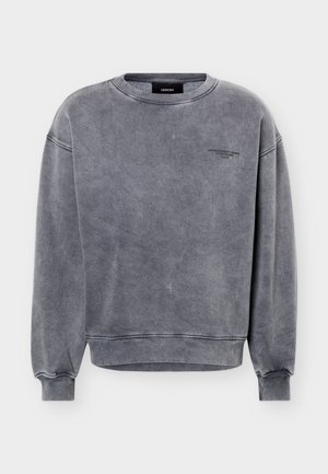 Γκρι ξεβαμμένο φούτερ με στρογγυλή λαιμόκοψη, ριμπ μανσέτες και τελείωμα, μικρό μαύρο κείμενο στο αριστερό στήθος, ετικέτα "LEGACIES" μέσα στον γιακά.