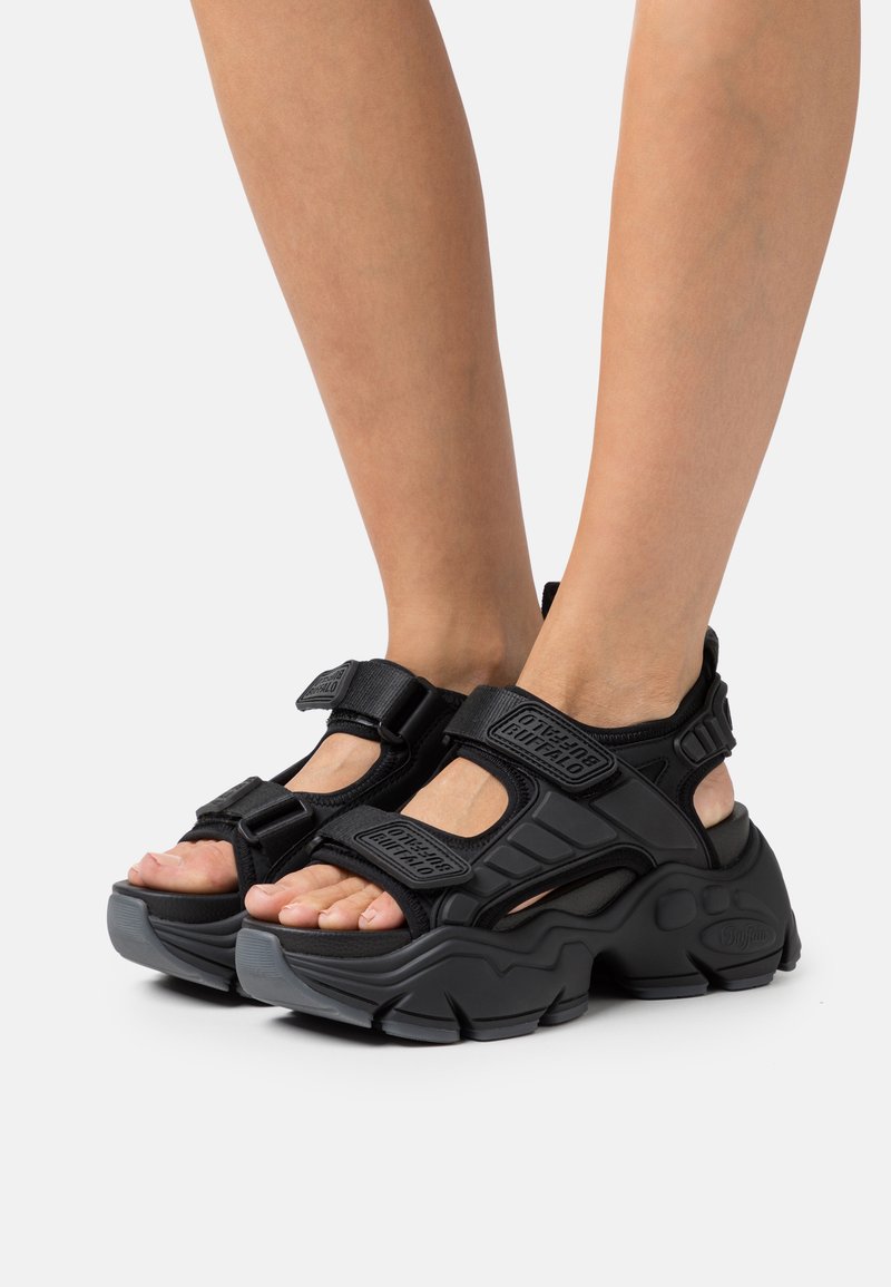 Buffalo BINARY TRACK - Plateausandalette - black