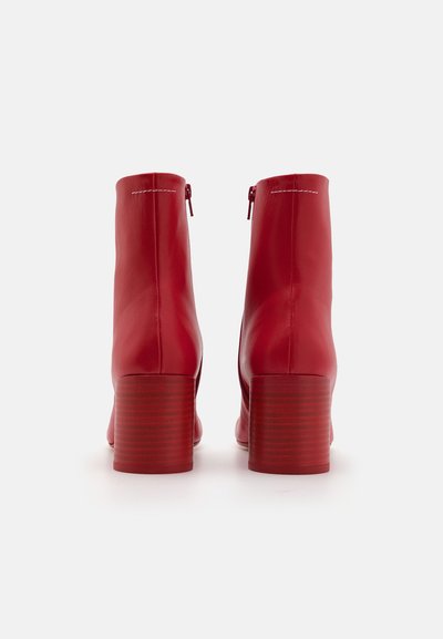MM6 Maison Margiela Botas clássicas de cano curto - fiery red