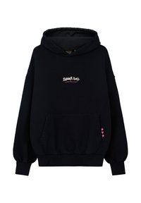 Czarna bluza z kapturem z kieszenią na froncie, haftowane logo w białym i różowym kolorze, ściągacze przy mankietach i u dołu, z różowymi akcentami w kształcie gwiazdek po bokach.