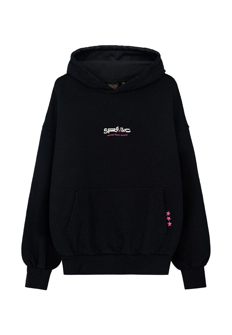 Czarna bluza z kapturem z kieszenią na froncie, haftowane logo w białym i różowym kolorze, ściągacze przy mankietach i u dołu, z różowymi akcentami w kształcie gwiazdek po bokach.