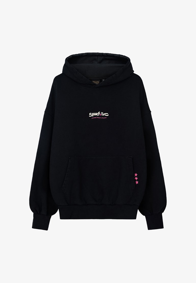 Czarna bluza z kapturem z kieszenią na froncie, haftowane logo w białym i różowym kolorze, ściągacze przy mankietach i u dołu, z różowymi akcentami w kształcie gwiazdek po bokach.
