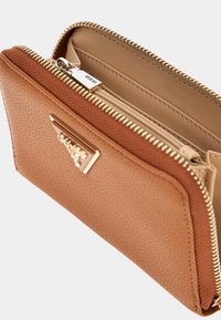 Portafoglio in pelle marrone chiaro con hardware dorato, dotato di un scomparto con zip e un esterno testurizzato. L'interno rivela una fodera liscia.