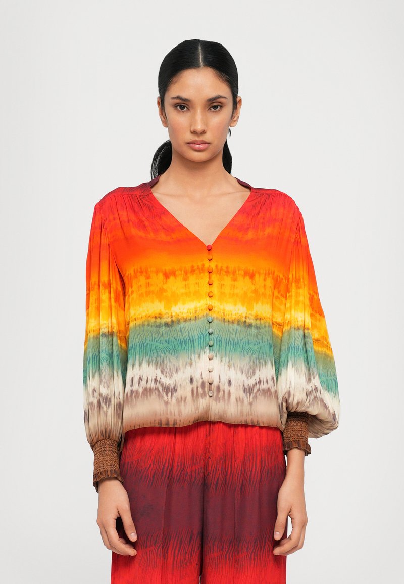Bunte Gradient-Bluse in Orange-, Gelb-, Grün- und Brauntönen, mit V-Ausschnitt und Knopfdetails an der Vorderseite. Gefaltete Ärmel.
