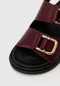 ALOHAS HARPER  - Sandaalit nilkkaremmillä - onix burgundy
