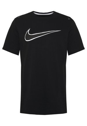 Zwart Nike T-shirt met korte mouwen en een groot wit- en grijs swoosh-logo op de borst en kleine symbolen bij de schouders.