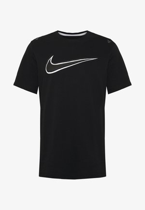 Zwart Nike T-shirt met korte mouwen en een groot wit- en grijs swoosh-logo op de borst en kleine symbolen bij de schouders.