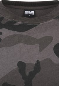 Sudadera de camuflaje gris con cuello redondo, tejido texturizado y etiqueta negra con "URBAN CLASSICS" en el cuello. Talla S.