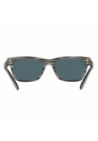 Occhiali da sole con montatura in plastica grigia a righe, lenti turchesi, forma rettangolare e aste curve. Dettaglio in metallo argentato sulla montatura.