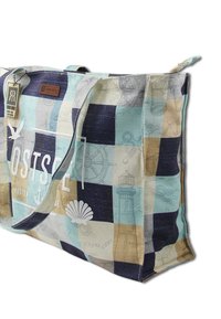 Grote tote bag in blauw, beige en marineblauw met een patronenstof. Bevat nautische motieven, stevige hengsels en een merketiket.