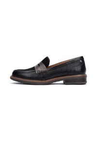 Mocasín de piel negra con un acabado texturizado y una correa de acento marrón en contraste. Presenta una punta redonda y un tacón plano para mayor comodidad.