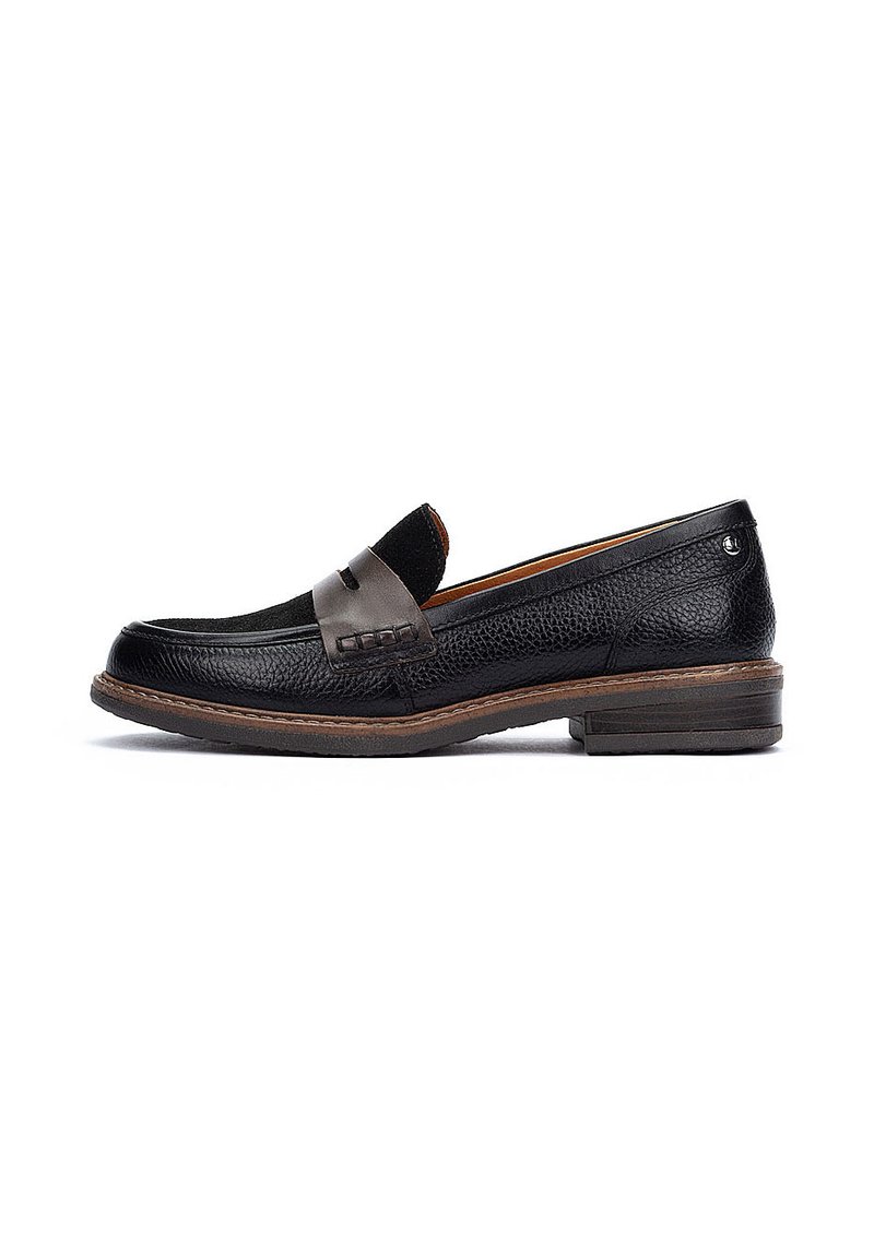 Mocasín de piel negra con un acabado texturizado y una correa de acento marrón en contraste. Presenta una punta redonda y un tacón plano para mayor comodidad.
