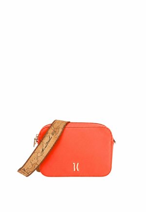 Piccola borsa a tracolla rettangolare arancione con ampia tracolla marrone con motivo a mappa e logo dorato sul davanti.