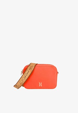 Piccola borsa a tracolla rettangolare arancione con ampia tracolla marrone con motivo a mappa e logo dorato sul davanti.