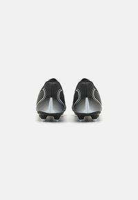 Scarpe da calcio nere con una parte superiore texture, caratterizzate da un design elegante, accenti grigi e una suola a motivo per una migliore trazione.