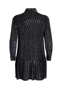Czarna koronkowa sukienka z długimi rękawami, kołnierzykiem i warstwowym dołem. Posiada kwiatowy wzór na całej powierzchni oraz zapinane mankiety.