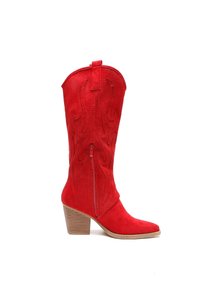 Bota de vaquero de ante rojo con punta afilada, diseño decorativo perforado, acentos en forma de llama y tacón apilado. Cierre con cremallera lateral.