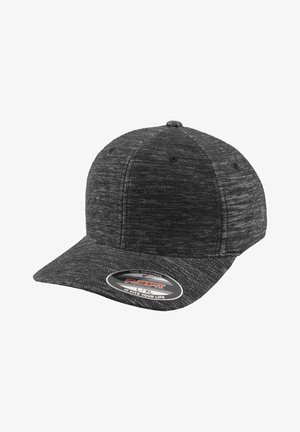 Czapka w kolorze węgrowym z teksturowanej tkaniny, z okrągłą koroną i wstępnie wygiętą daszkiem. Na przedniej krawędzi znajduje się metka Flexfit z rozmiarem.