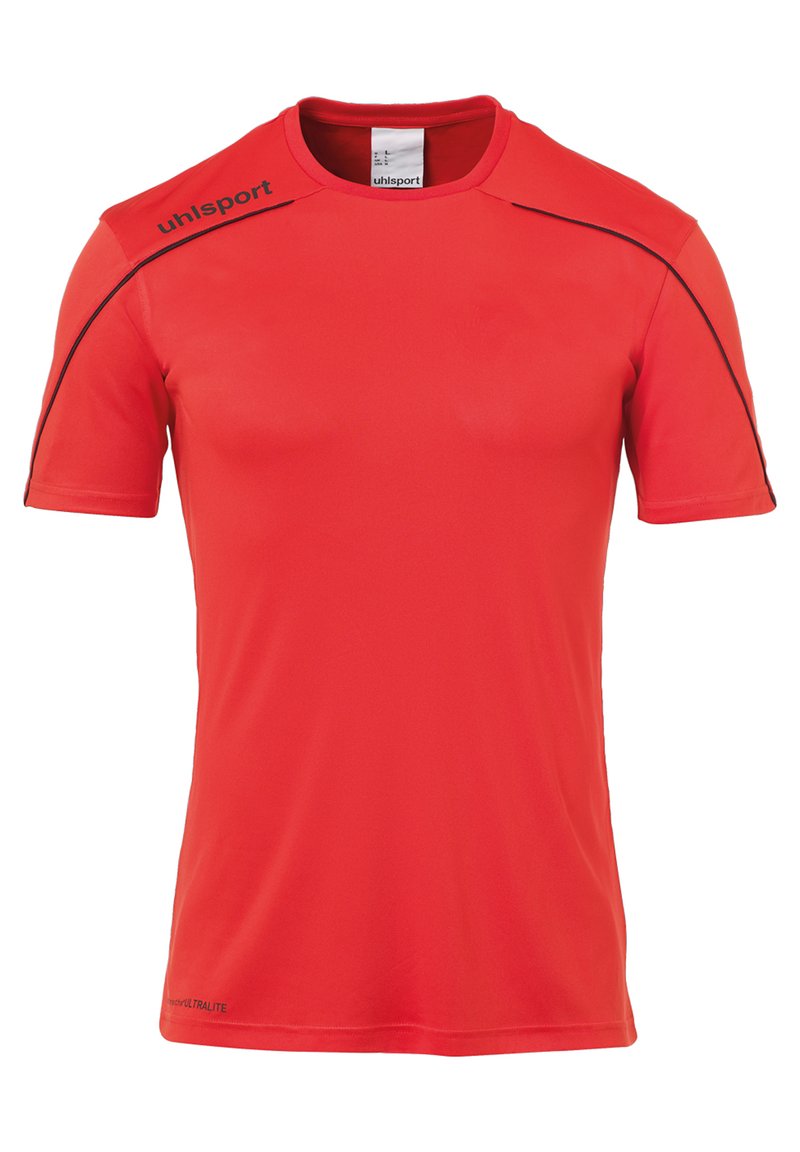 Rød atletisk t-shirt lavet af åndbart stof, med korte ærmer, rund hals og sorte syninger på skuldrene.