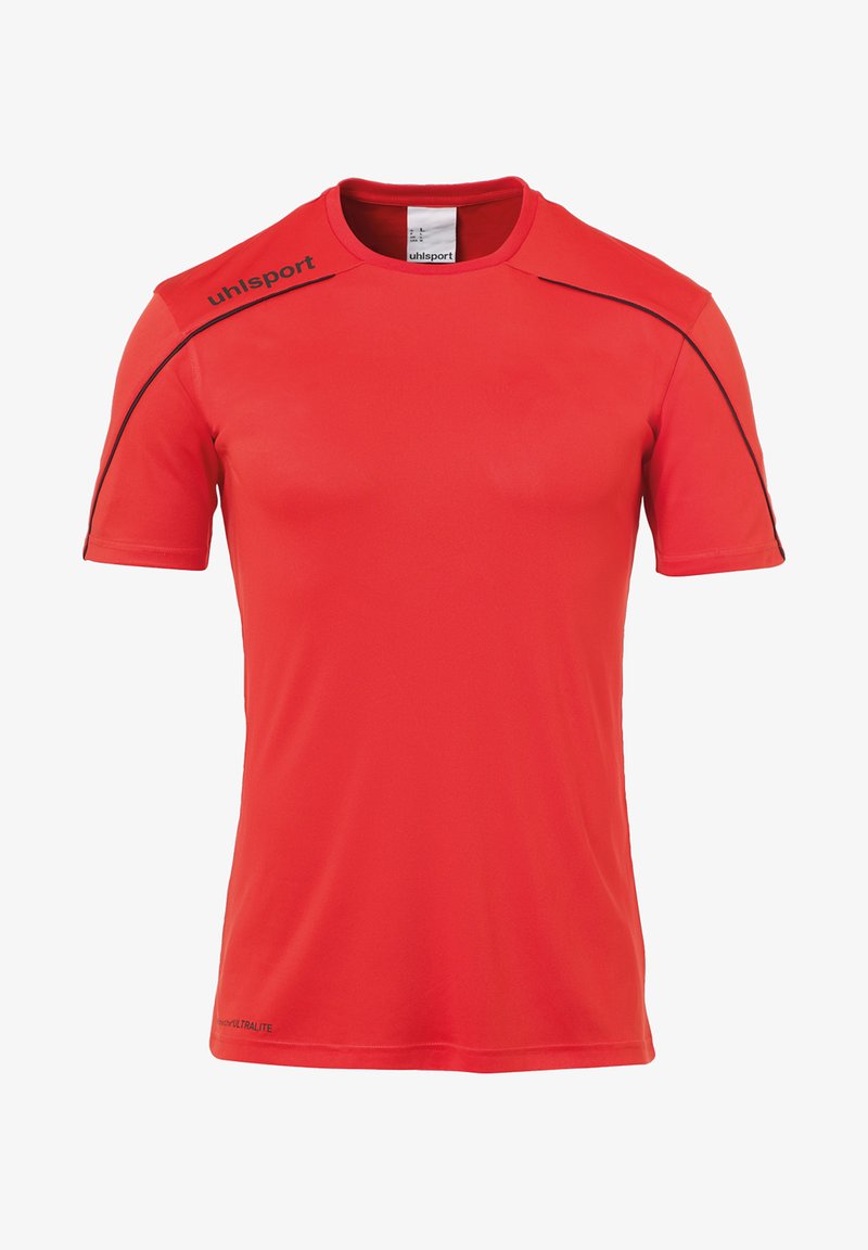 T-shirt de sport rouge en tissu respirant, avec des manches courtes, un col rond et des accents de couture noirs sur les épaules.