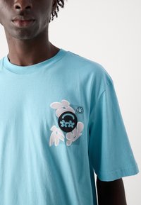 HUGO NUFLORO - Marškinėliai su spaudiniu - turquoise/aqua