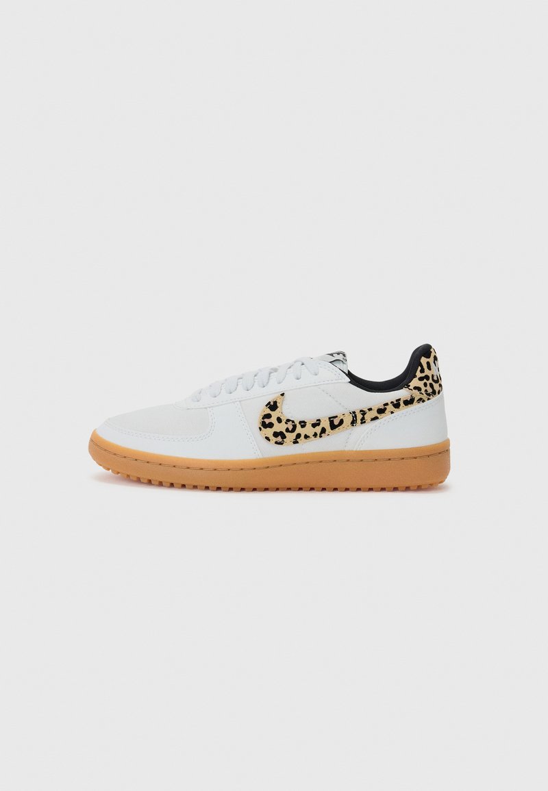 Hvite sneakers med leopardmønster på hælen og myk såle. Har teksturerte materialer og snøring.