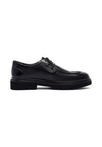 Zwarte lederen veterschoenen met een ronde neus, een gestructureerd oppervlak en een robuuste rubberen zool met diepe profielgroeven. Schoon, minimalistisch ontwerp.