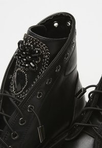 Bata Botine cu șireturi - nero