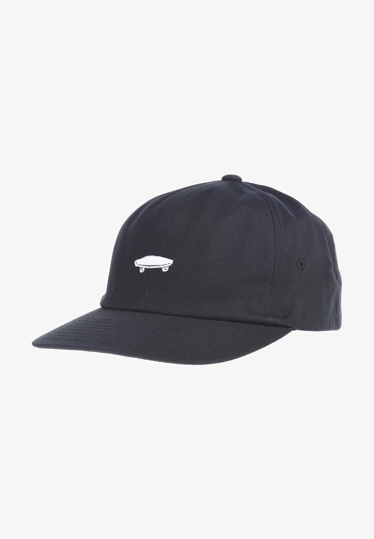 Casquette de baseball noire avec une petite icône de skateboard blanche brodée sur le panneau avant, présentée sur un fond blanc.
