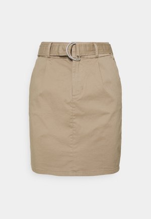 Jupe beige longueur genou avec passants de ceinture et ceinture en tissu assorti avec boucle double anneau argentée.