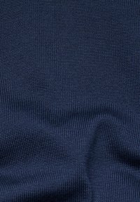 Dunkel marineblaue, gestrickte Stoff mit glatter Textur und feinem Rippmuster, das subtile Webvariationen zeigt.