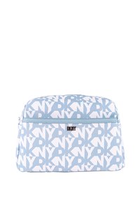 Bolsa cosmética azul claro con estampado del logo blanco de DKNY. Forma rectangular, material suave, cuenta con una cremallera superior y un bolsillo exterior.