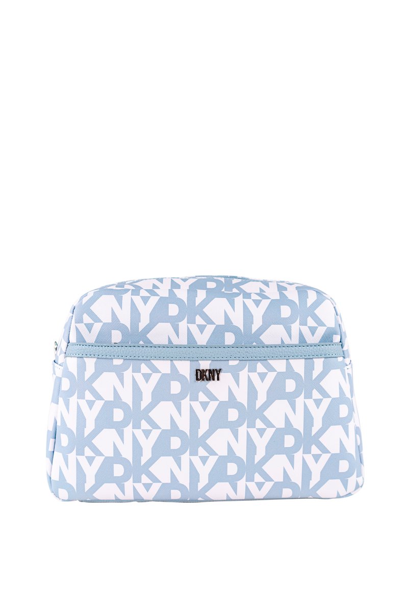 Bolsa cosmética azul claro con estampado del logo blanco de DKNY. Forma rectangular, material suave, cuenta con una cremallera superior y un bolsillo exterior.