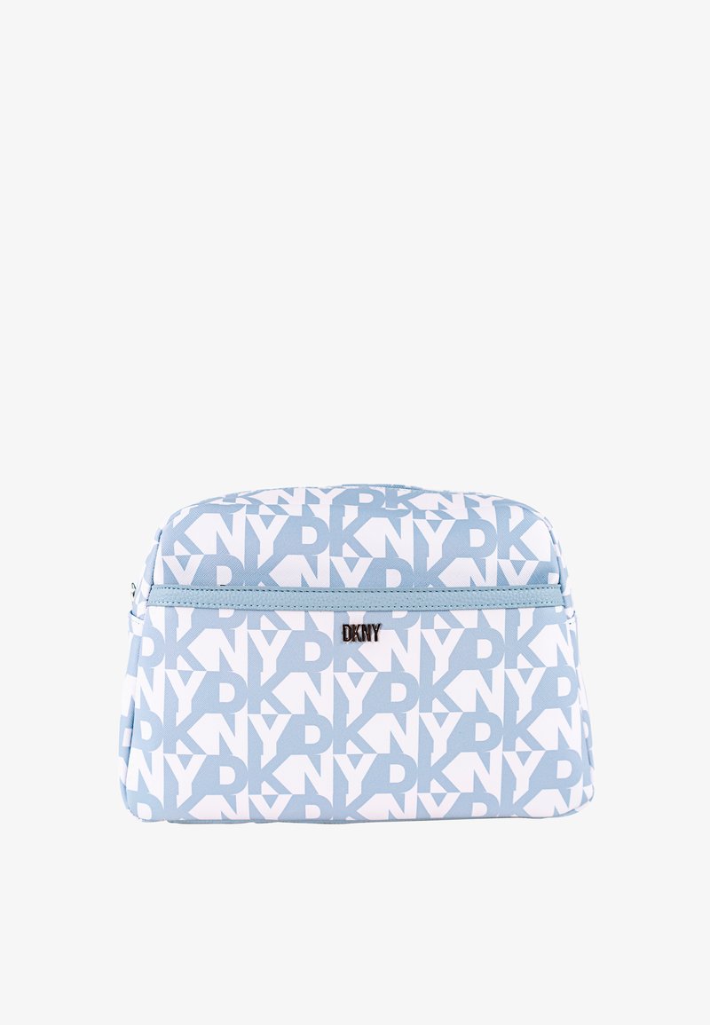 Bolsa cosmética azul claro con estampado del logo blanco de DKNY. Forma rectangular, material suave, cuenta con una cremallera superior y un bolsillo exterior.