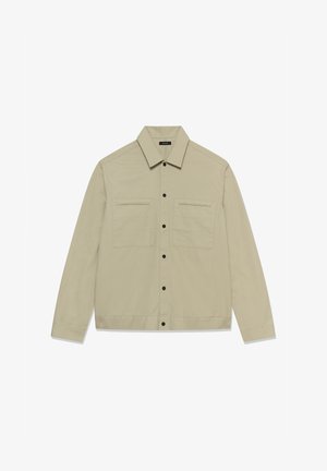 Veste beige à manches longues avec boutons, col pointu et deux poches poitrine sur fond blanc.