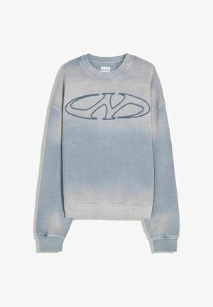 Svijetloplava izblijedjela dukserica s rebrastim rukavima i donjim dijelom, koja ima veliki stilizirani izvezeni logo "NY" na prsima.