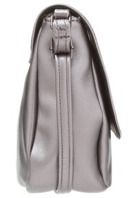 Borsa a tracolla in pelle metallizzata viola con una forma strutturata, texture liscia, manico superiore e dettagli di cucitura verticale lungo i lati.