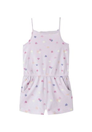 Combinaison courte lilas clair à fines bretelles, ornée de motifs de cœurs roses, violets, jaunes et pêche, avec deux poches latérales.