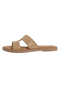 Sandali slide color tan con due cinghie tessute e strutturate e suola piana marrone. I dettagli cuciti lungo le cinghie aggiungono un accento sottile.