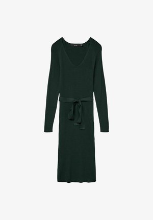 Stribet, mørkegrøn kjole med lange ærmer, en dyb V-udskæring og en bundet taljebælte. Fremstillet af tekstureret strikstof, knæ-længde.