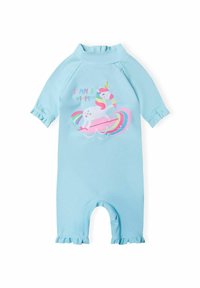 Maillot de bain bleu clair à manches courtes avec un graphique de licorne orné de rayures arc-en-ciel, des poignets volantés et le texte « VIBES D'ÉTÉ ». 