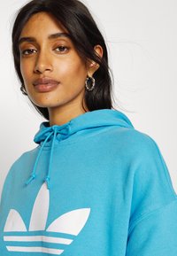 adidas Originals Mikina s kapucí - app sky rush