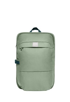 Sac à dos rectangulaire vert clair avec poche avant zippée, petit patch logo et boucle de poignée supérieure, sur fond blanc.